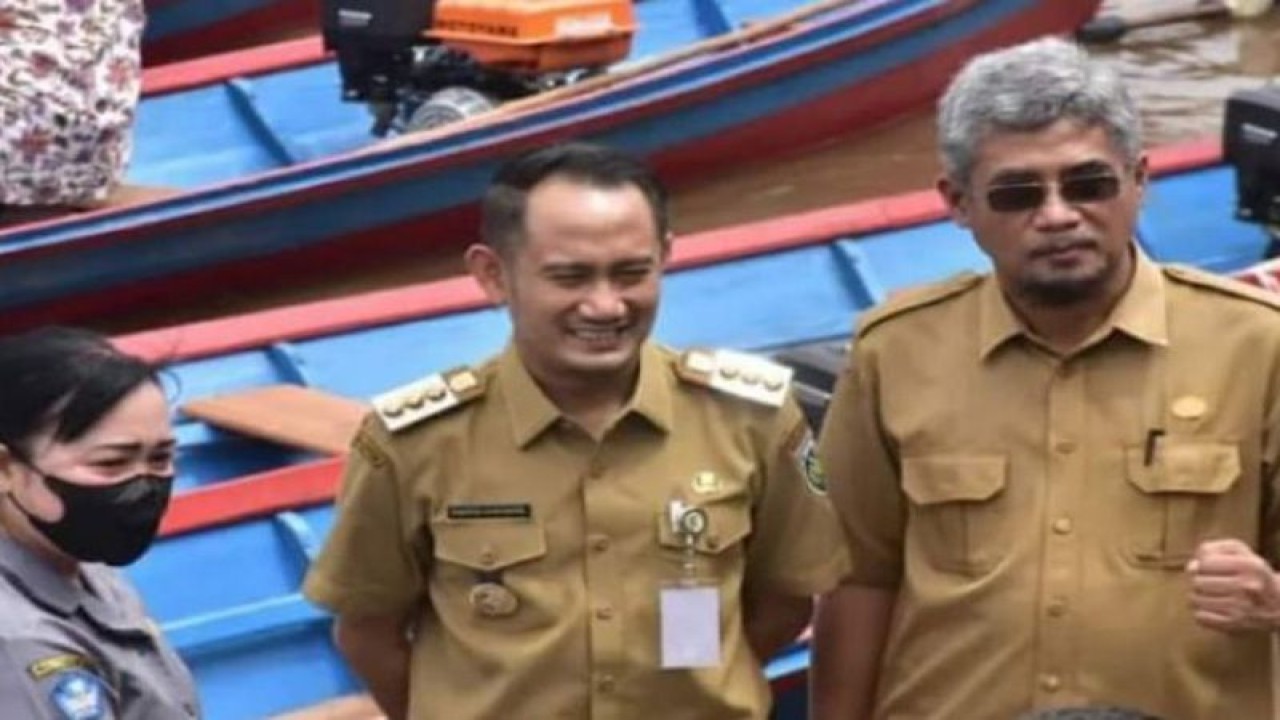 Wali Kota Palangka Raya Fairid Naparin (kanan) bersama Kadisdik Kota setempat Jayani berfoto bersama saat menghadiri penyerahan lima unit perahu klotok untuk guru yang mengajar menggunakan jalur sungai, beberapa waktu lalu. ANTARA/Dokumentasi Pribadi