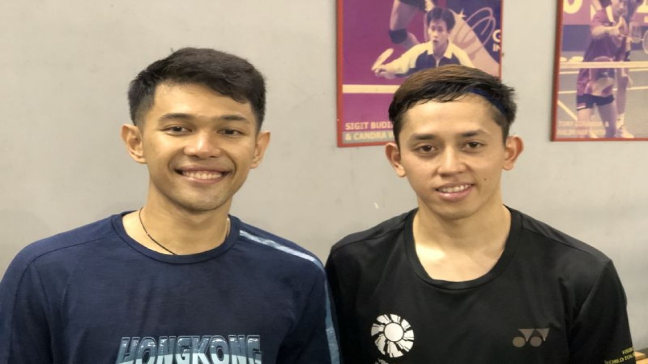 Ganda putra Fajar Alfian/Muhammad Rian Ardianto menjelaskan persiapan menghadapi Malaysia Open 2023 saat ditemui di Pelatnas PBSI Cipayung, Jakarta Timur, Jumat. (ANTARA/Roy Rosa Bachtiar)