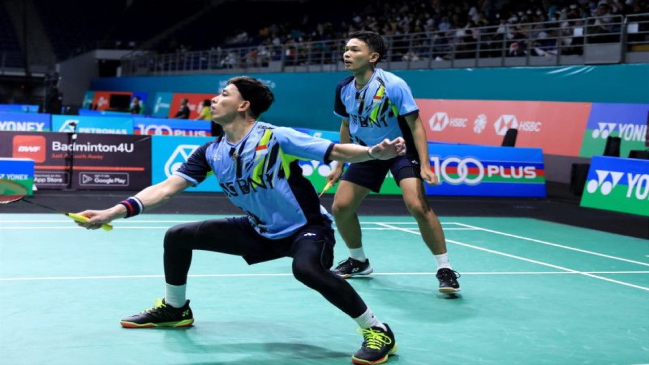 Ganda putra Indonesia Fajar Alfian/Muhammad Rian Ardianto melaju ke babak kedua Malaysia Open 2023 usai mengalahkan wakil Prancis Christo Popov/Toma Junior Popov dengan skor 19-21, 21-16, 21-15 di Axiata Arena, Kuala Lumpur, Malaysia, Selasa (10/1/2023). (ANTARA/HO-PBSI)