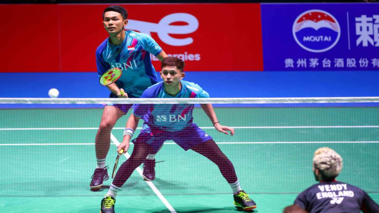 Arsip foto - Pebulu tangkis ganda putra Indonesia Muhammad Rian Ardianto dan Fajar Alfian ALFIAN berhadapan dengan pebulu tangkis Inggris Ben Lane dan Sean Vendy pada perempat final BWF World Championships 2022 di Tokyo Metropolitan Gymnasium, Tokyo, Jepang, Jumat (26/8/2022). ANTARA FOTO/Naoki Morita/AFLO SPORT/rwa.