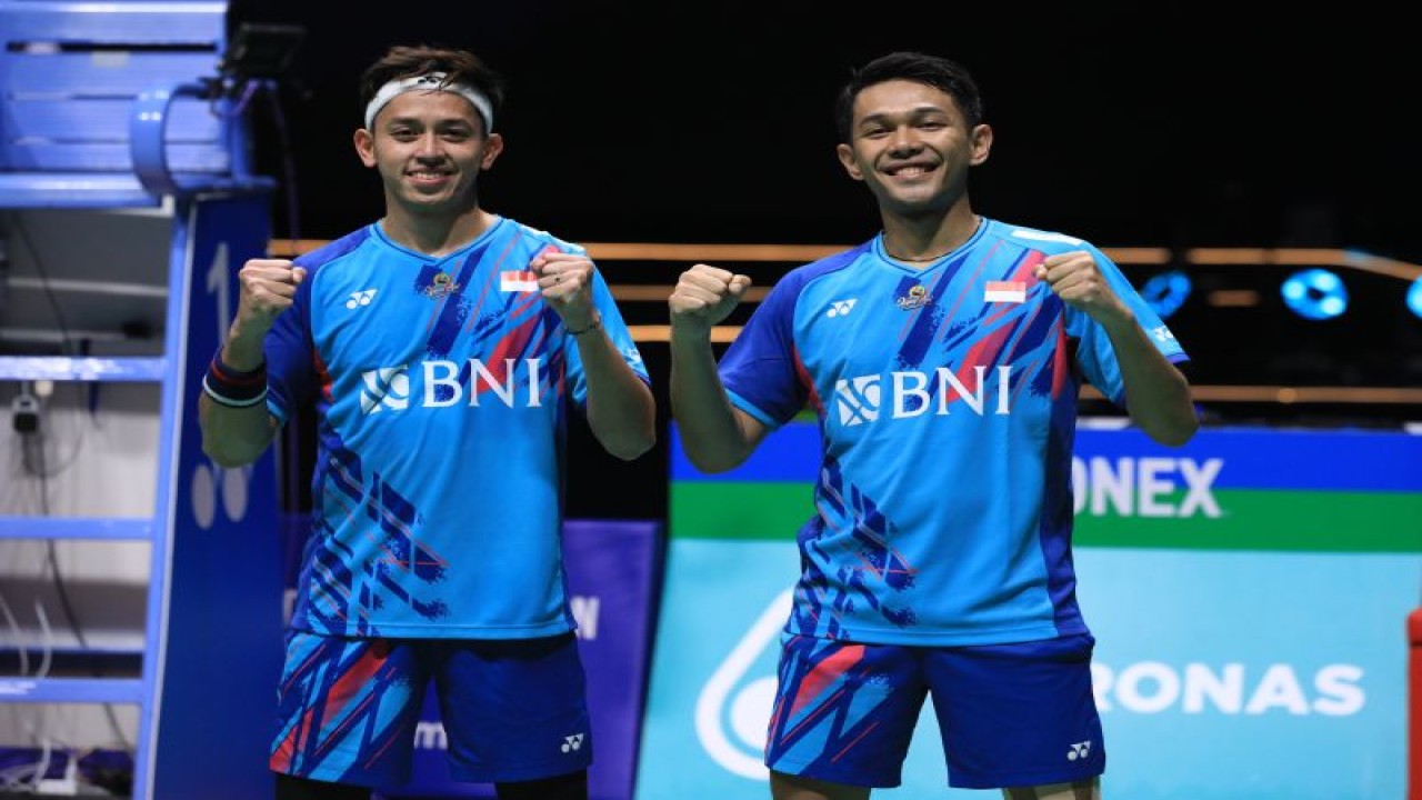 Ganda putra Fajar Alfian/Muhammad Rian Ardianto berpose usai mengalahkan pasangan Kang Min Hyuk/Seo Seung Jae (Korea Selatan) pada babak final Malaysia Open 2023 di Kuala Lumpur, Sabtu. (ANTARA/HO-PP PBSI)