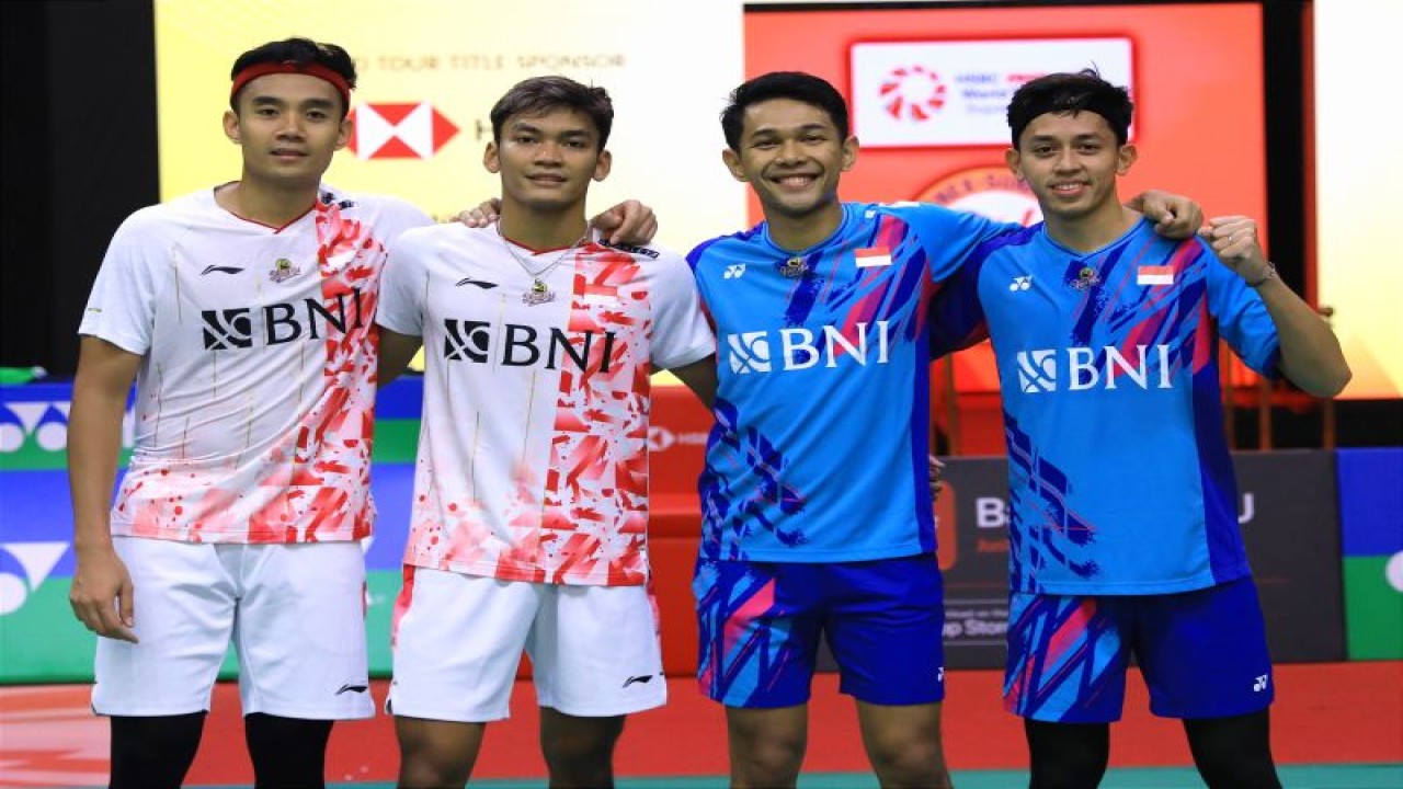 Dua ganda putra Indonesia yaitu Fajar Alfian/Muhammad Rian Ardianto (kostum biru) dan Muhammad Shohibul Fikri/Bagas Maulana (kostum putih) saling bersaing pada babak 16 besar India Open 2023 di New Delhi, Kamis. (ANTARA/HO-PP PBSI)
