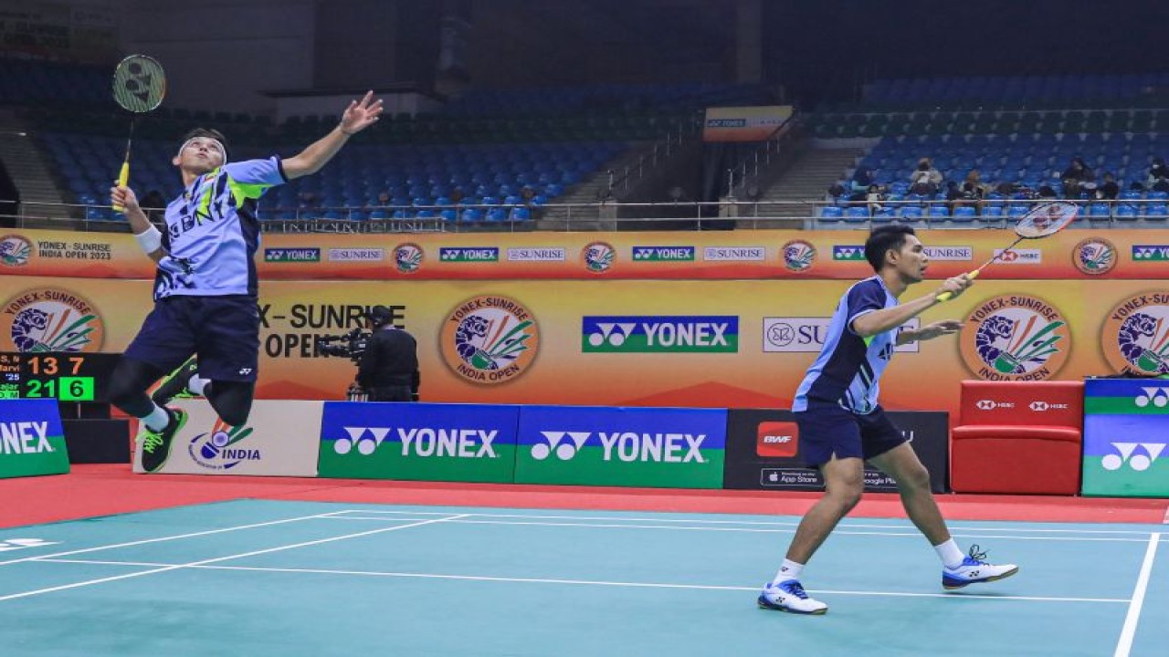 Ganda putra Fajar Alfian/Muhammad Rian Ardianto saat bertanding pada babak perempat final India Open 2023 di New Delhi, Jumat. (ANTARA/HO-PP PBSI)