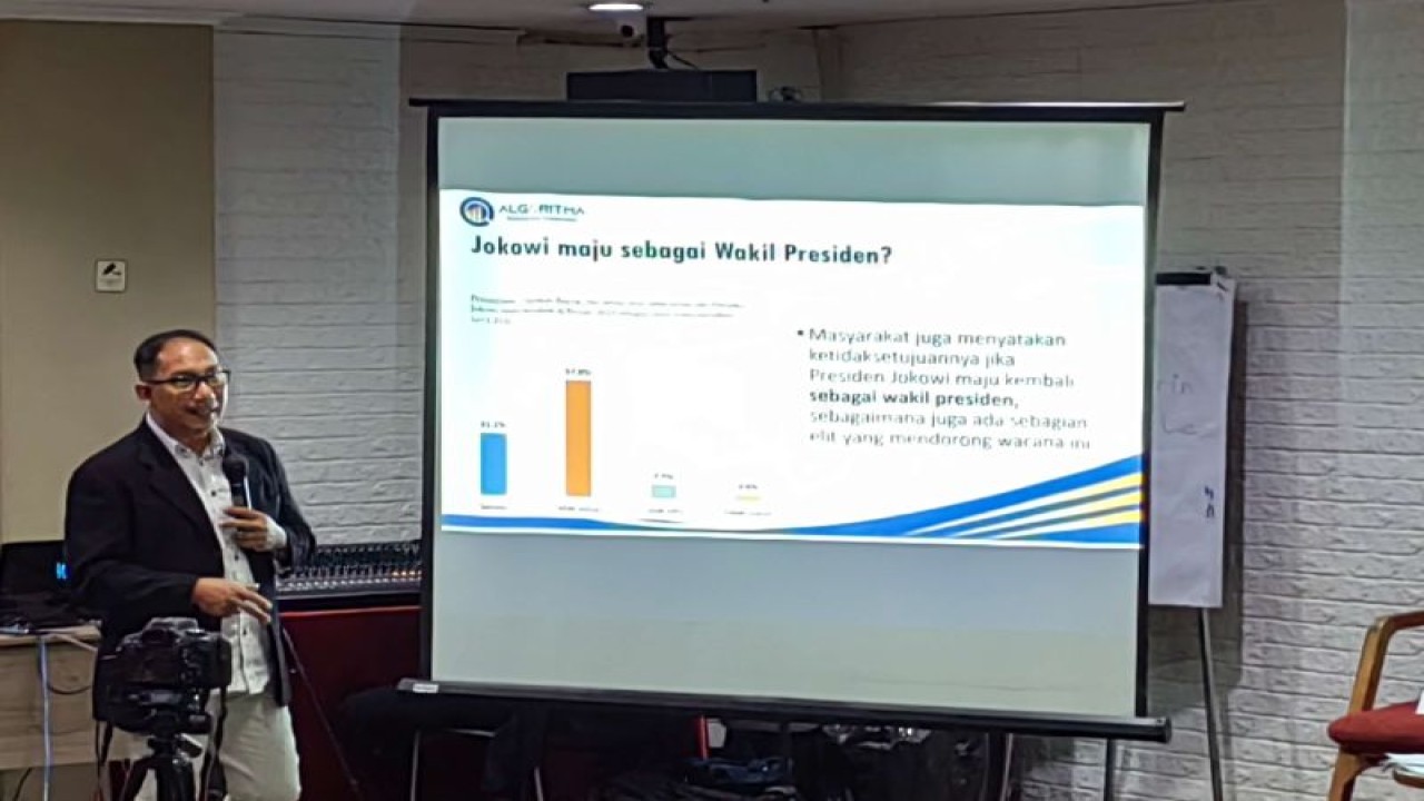 Direktur Riset dan Program Algoritma Research & Consulting Fajar Nursahid di Jakarta, Senin (23/1/2023). (ANTARA/Melalusa Susthira K.)