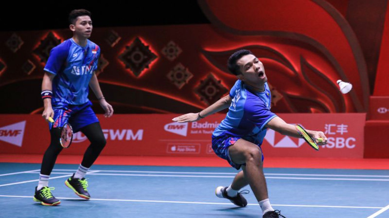 Pebulutangkis ganda putra Indonesia Fajar Alfian (kanan) dan Muhammad Rian Ardianto (kiri) memukul kok ke arah lawannya asal Jepang Takuro Hoki dan Yugo Kobayashi dalam pertandingan kedua fase grup A BWF World Tour Finals 2022 di Nimibutr Arena, Bangkok, Thailand, Kamis (8/12/2022). ANTARA FOTO/Handout/Humas PBSI/app/hp. (ANTARA FOTO/HUMAS PBSI)