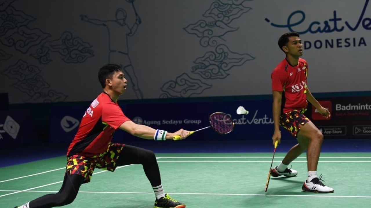 Pebulu tangkis ganda putra Indonesia Muhammad Rian Ardianto (kiri) dan Fajar Alfian mengembalikan kok ke arah ganda putra Indonesia Muhammad Shohibul Fikri/Bagas Maulana dalam babak 16 besar Indonesia Open 2022 di Istora Senayan, Jakarta, Kamis (16/6/2022). ANTARA FOTO/Sigid Kurniawan/hp.