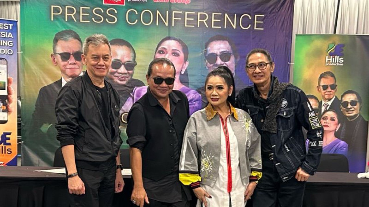 Musisi (kiri-kanan) Fariz RM, Deddy Dhukun, Vina Panduwinata dan Mus Mujiono saat menghadiri jumpa pers konser "Indonesia Semua Jadi Satu" di Jakarta, Jumat (6/1/2023) (ANTARA/Maria Cicilia Galuh)