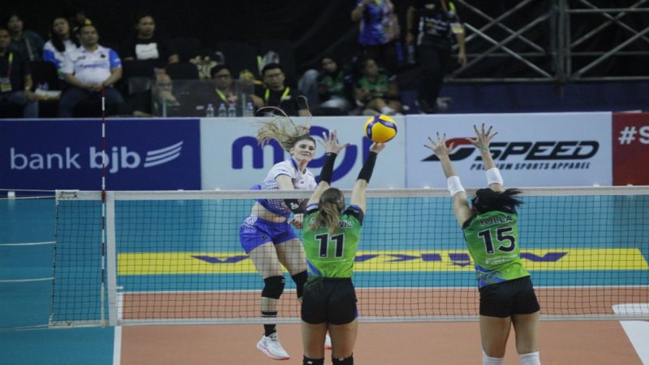 Pemain Jakarta Pertamina Fastron Yolla Yuliana (kanan) dan Marija Zelenovic melakukan blok serangan dari pevoli asing Jakarta Popsivo Polwan Franciane Richter dalam lanjutan laga PLN Mobile Proliga 2023 di GOR Si Jalak Harupat, Bandung, Jawa Barat, Jumat (6/1/2023).  (ANTARA/HO-PBVSI)