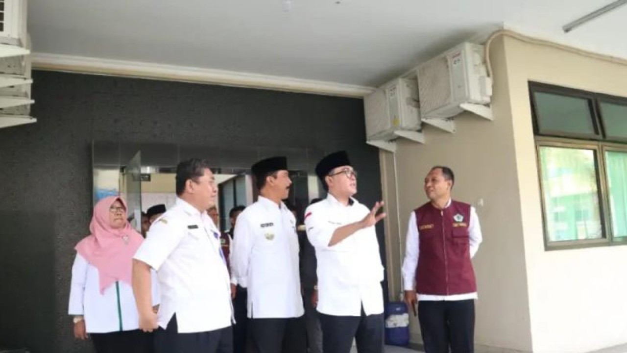 Bupati Pamekasan, Madura, Jatim, Baddrut Tamam dan Wakil Bupati Fattah Jasin meninjau kesiapan RSUD Waru untuk persiapan pelaksanaan program UHC di Kabupaten Pamekasan. Jumat (6/1/2023) (FOTO ANTARA/HO-Kominfo Pamekasan)