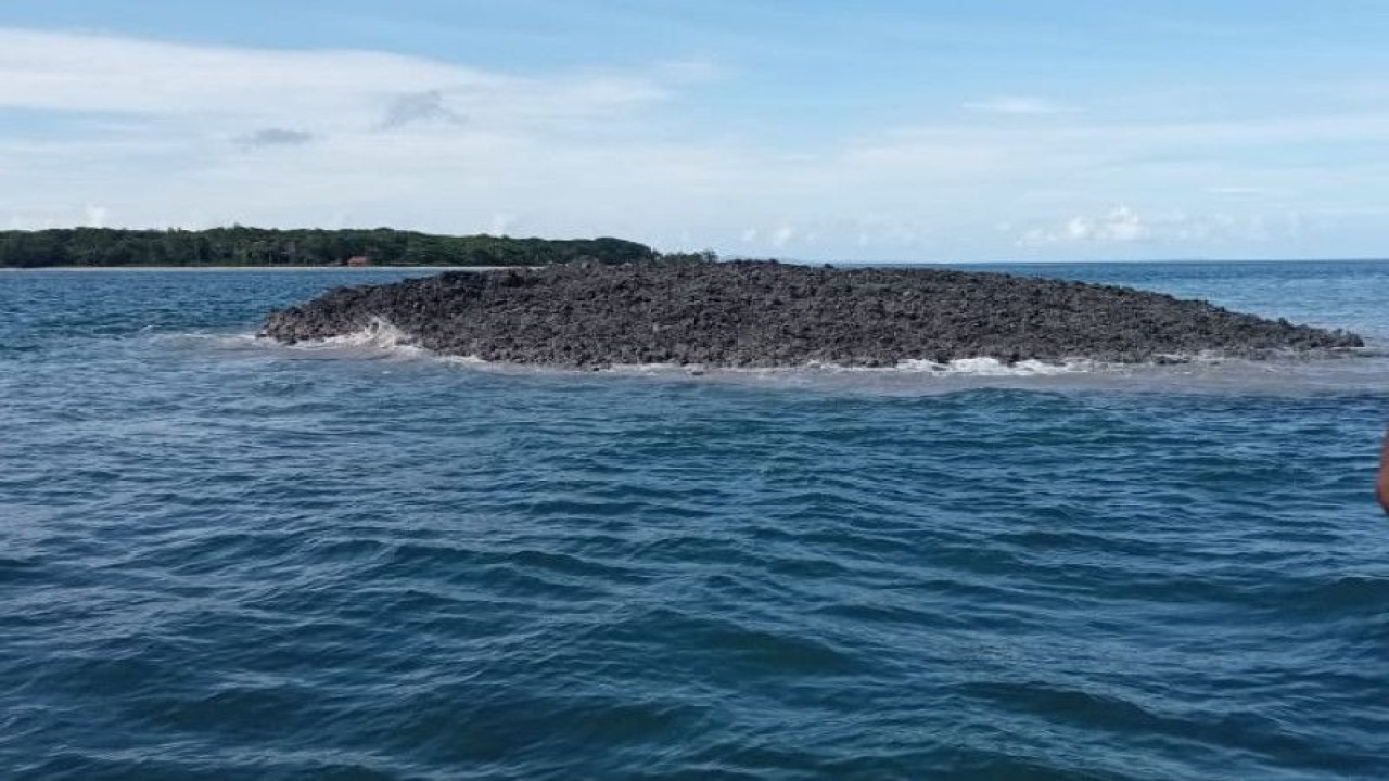 Fenomena munculnya pulau baru di Desa Teinaman Kecamatan Tanimbar Utara Kabupaten Kepulauan Tanimbar setelah gempa bermagnitudo 7,5 mengguncang Maluku. ANTARA/Ho- Dokumentasi warga.