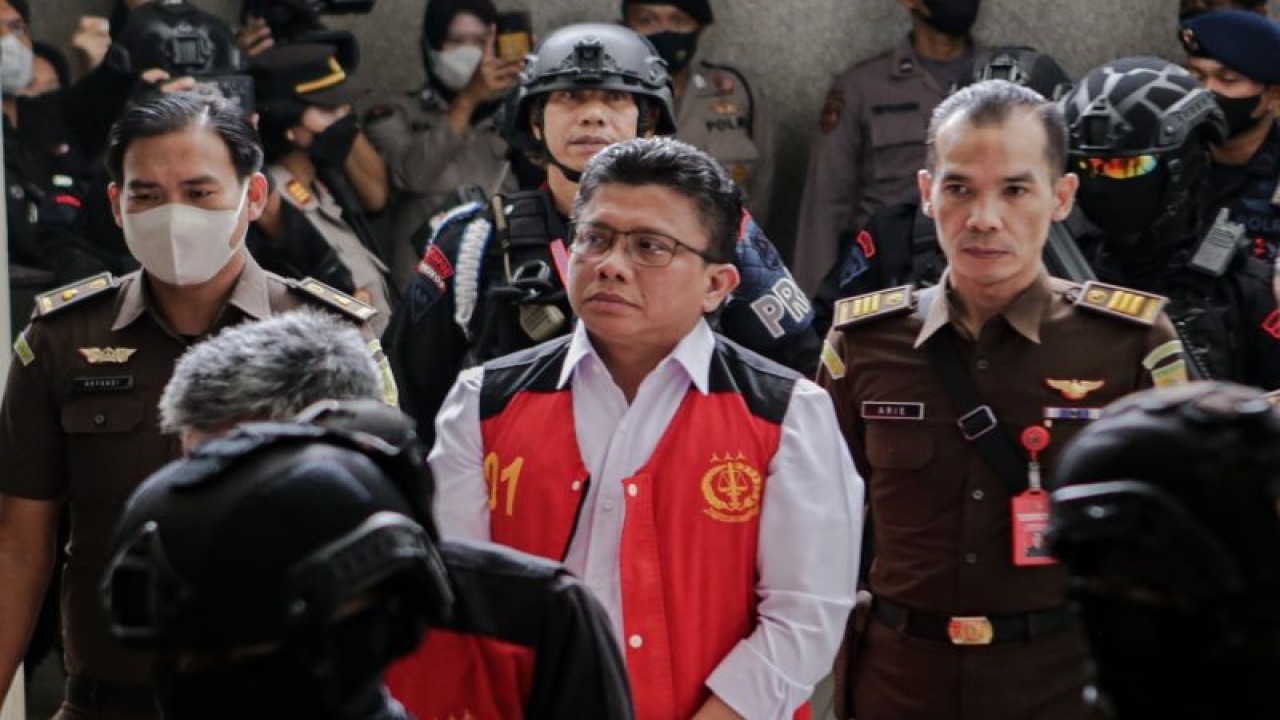 Terdakwa kasus pembunuhan berencana terhadap Nofriansyah Yousa Hutabarat atau Brigadir J, Ferdy Sambo (kedua kanan) berjalan menuju ruang sidang di Pengadian Negeri Jakarta Selatan, Jakarta, Selasa (17/1/2023). . ANTARA FOTO/Fauzan/hp. (ANTARA FOTO/FAUZAN)