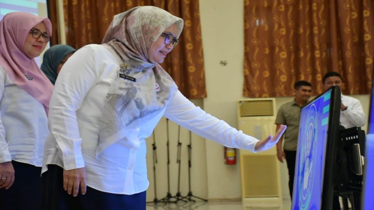 Kepala Dinas Perpustakaan dan Kearsipan Kota Padang Ferimulyani Hamid meluncurkan aplikasi srikandi. (ANTARA/HO-Pemkot Padang)