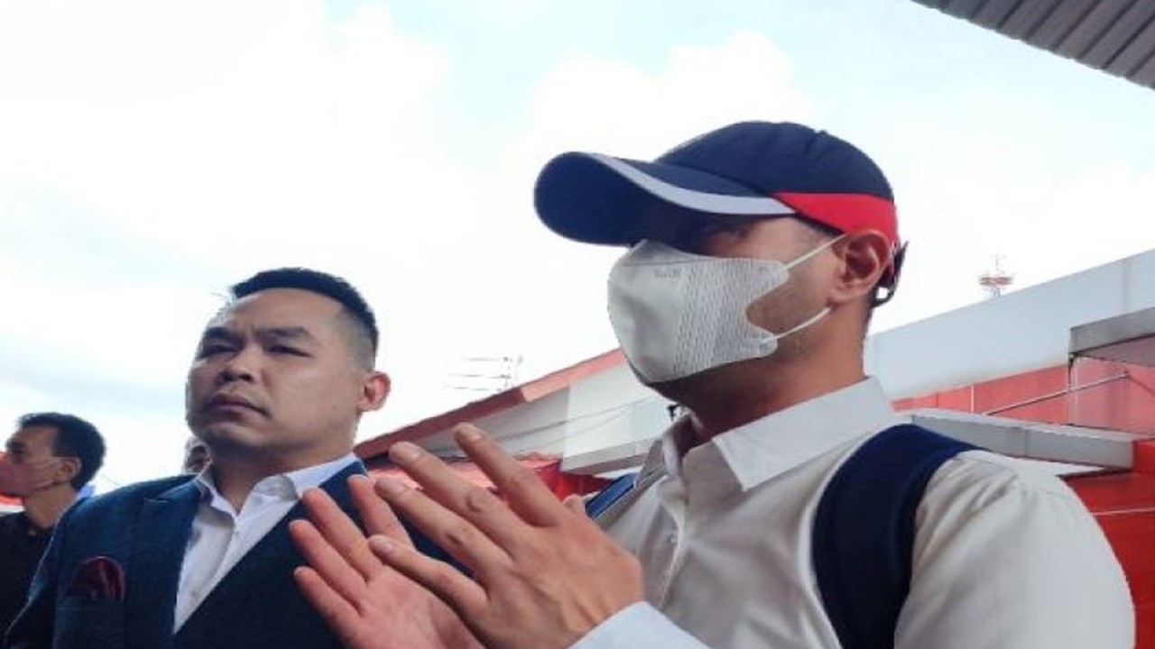 Ferry Irawan didampingi kuasa hukumnya Jeffry Simatupang saat mendatangi Mapolda Jatim, Senin (16/1/2023) untuk menjalani pemeriksaan sebagai tersangka kasus KDRT. (ANTARA/Willi rawan)