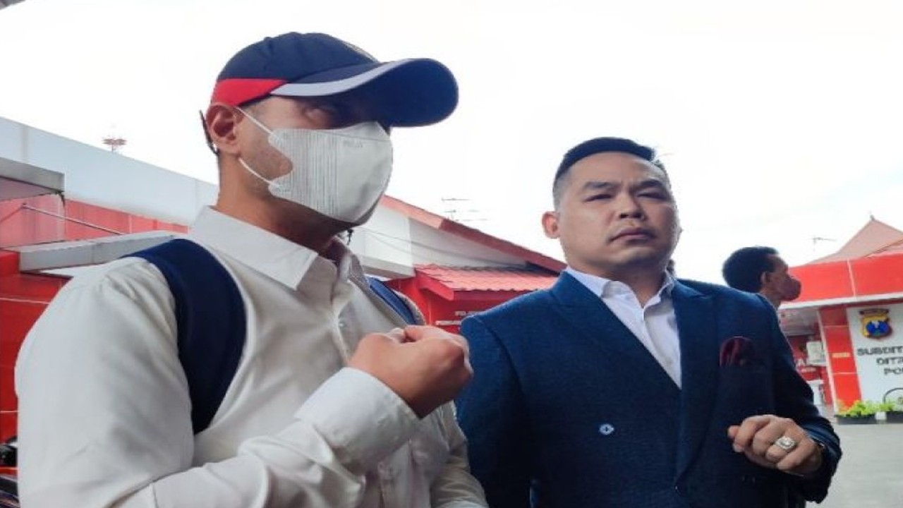 Artis Ferry Irawan (kiri) didampingi kuasa hukumnya, Jeffry Simatupang, mendatangi Polda Jawa Timur, Surabaya, Jawa Timur, Senin (16/1/2023), untuk menjalani pemeriksaan sebagai tersangka kasus KDRT terhadap istrinya, Venna Melinda. (ANTARA/Willi rawan)