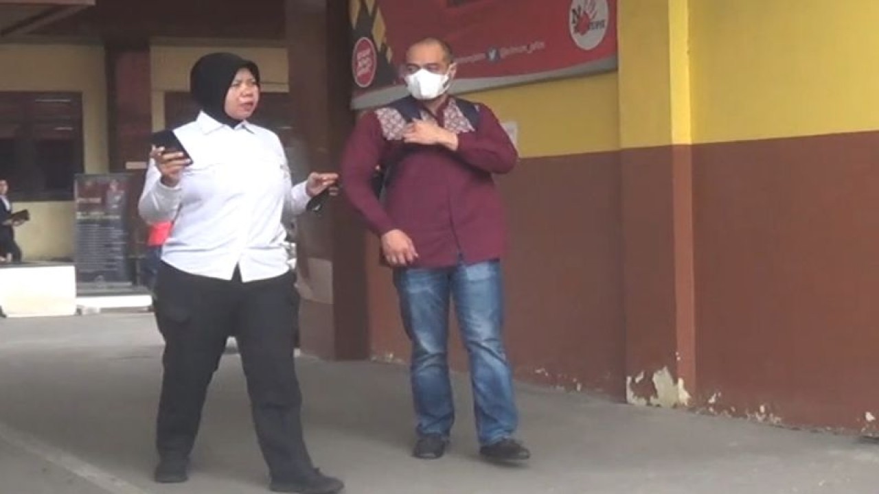 Ferry Irawan mendatangi Mapolda Jatim, Senin (9/1/2023) terkait dugaan KDRT yang dilaporkan oleh istrinya, Vanna Melinda. (ANTARA/HO-Timsus Polda Jatim)