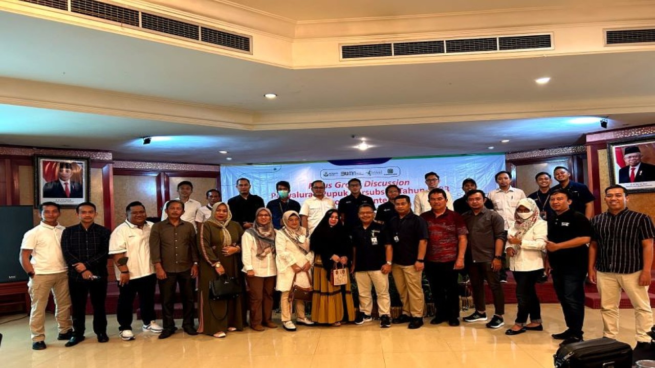 Peserta Focus Group Discussion (FGD) tentang Penyaluran Pupuk Bersubsidi Tahun 2023 di Provinsi Banten foto bersama usai kegiatan FGD tersebut, di Serang, Selasa. (ANTARA/Mulyana)