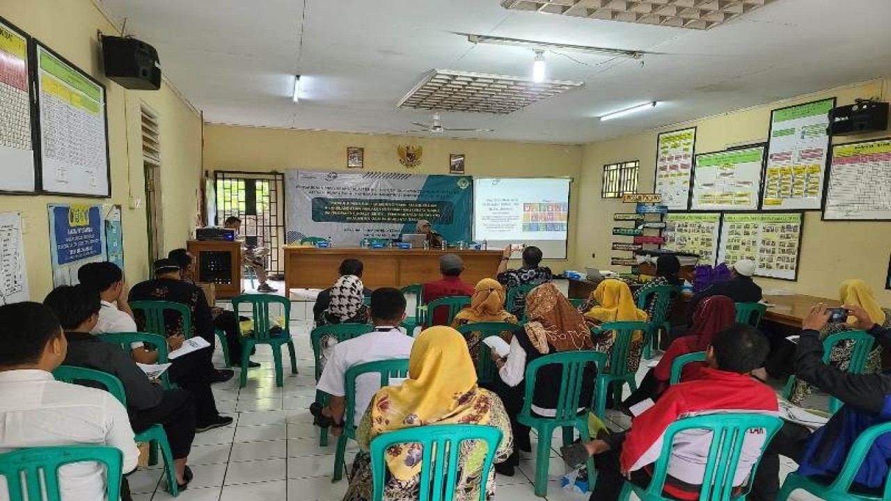 Dosen FIA UI Dra. Afiati Indri Wardani, M.Si.,ketika memaparkan tentang pembangunan berkelanjutan kepada warga Desa Balekambnag Sukabumi Jawa Barat. (ANTARA/Foto: Humas UI)