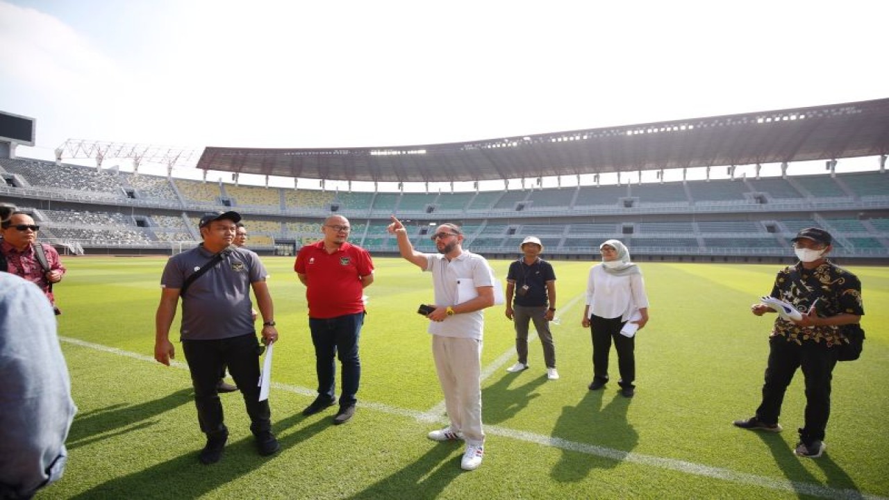 Rombongan Federasi Sepak Bola Internasional atau Federation Internationale de Football Association (FIFA) saat meninjau Stadion Gelora Bung Tomo (GBT) Kota Surabaya, Kamis (12/1/2022). (ANTARA/HO-Diskominfo Surabaya)