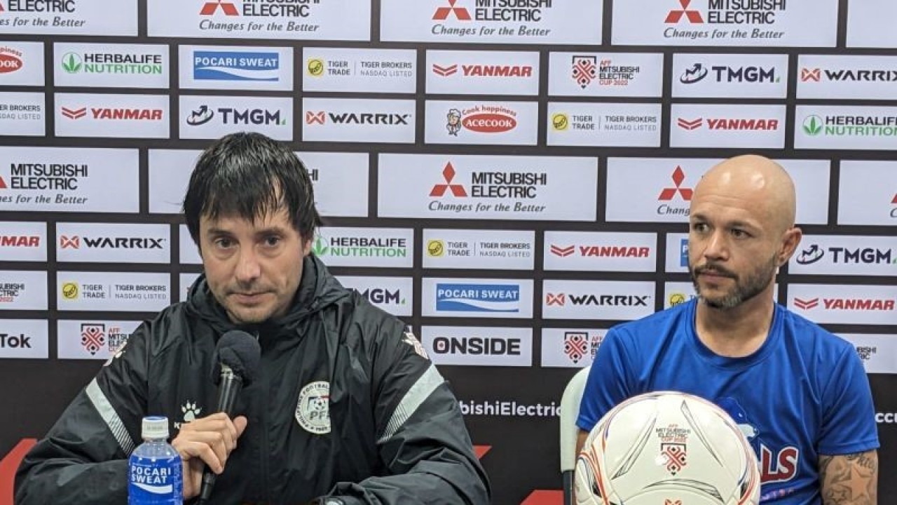 Pelatih tim nasional Filipina Josep Ferre (kiri) dan kapten skuadnya Stephan Schrock memberikan pernyataan kepada media pada konferensi pers sebelum laga Grup A Piala AFF 2022 kontra Indonesia di Stadion Rizal Memorial, Manila, Filipina, Minggu (1/1/2023). (ANTARA/Michael Siahaan)