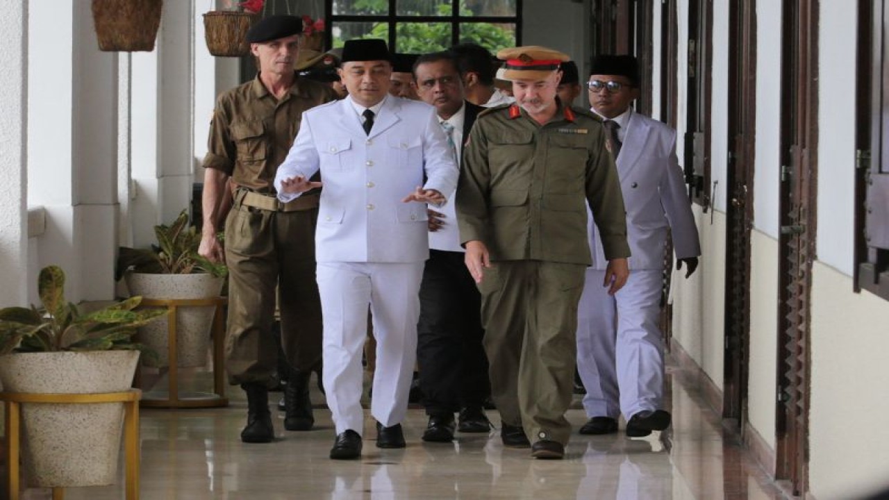 Foto Arsip : Wali Kota Surabaya Eri Cahyadi (tengah) saat memerankan Presiden RI Soekarno saat syuting Film "Soera Ing Baja: Gemuruh Revolusi 45" tayang di Kota Surabaya (ANTARA/HO-Diskominfo Surabaya)