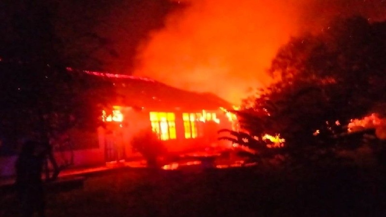 Gedung FISIP Universitas Satya Wiyata Mandala (USWIM) Nabire, Kabupaten Nabire, Senin malam (16/1) terbakar. (ANTARA/HO/Humas Polda Papua)