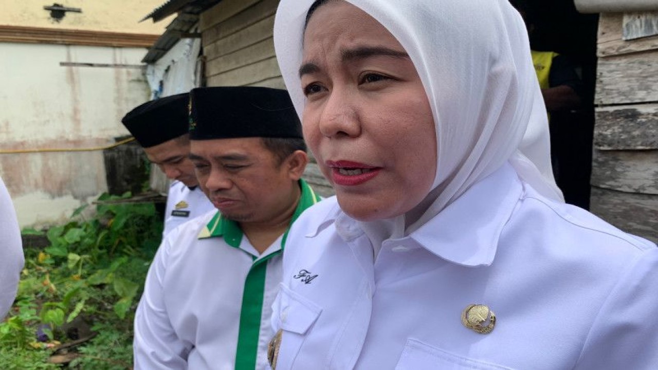 Wakil Wali Kota Palembang, Sumatera Selatan, Fitrianti Agustinda mengimbau masyarakat di kota ini untuk segera menggunakan Kartu Tanda Penduduk (KTP) digital di Palembang, Jumat. (ANTARA/Ahmad Rafli Baiduri)