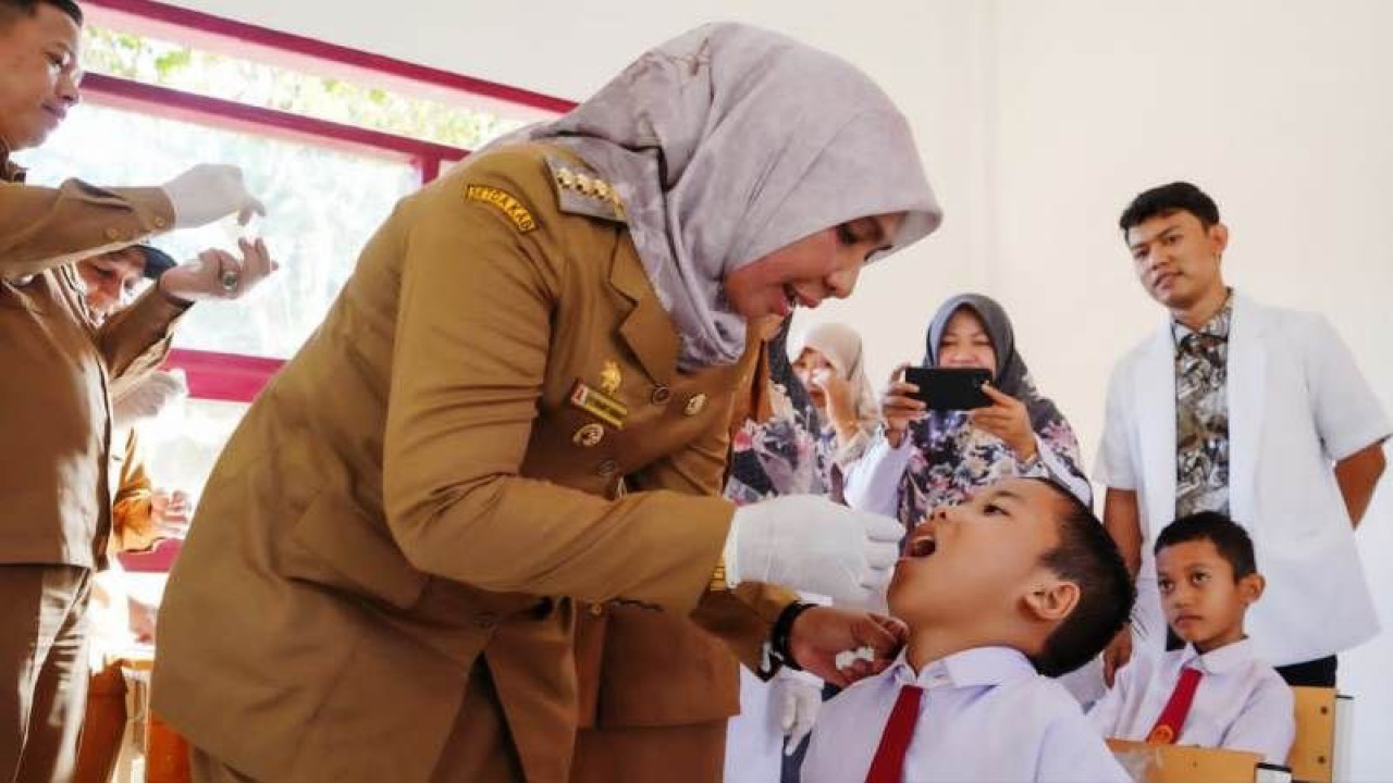 Pj Bupati Nagan Raya, Provinsi Aceh, Fitriany Farhas memberikan imunisasi Sub-PIN Polio bagi anak usia sekolah dasar (SD) di Sekolah Dasar Negeri (SDN) Purwodadi, Kecamatan Kuala Pesisir, saat melakukan kunjungan ke sekolah tersebut, Senin (30/1/2023). (ANTARA/HO-Dok Pemkab Nagan Raya)