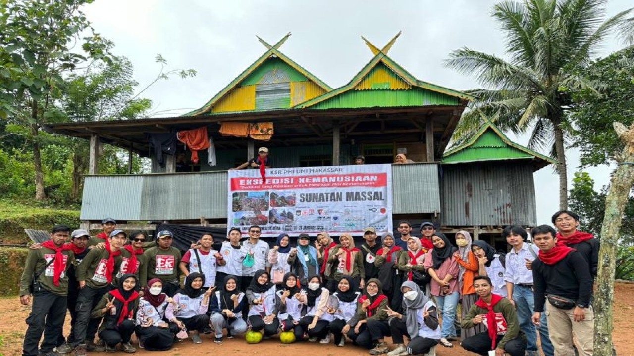 Tim kemanusiaan Fakultas Kedokteran Universitas Muslim Indonesia (FK UMI) Makassar bersama masyarakat pada kegiatan bakti sosial di pedalaman Kabupaten Barru, Sulsel, Kamis (19/1/2023). FOTO ANTARA/HO-Humas UMI