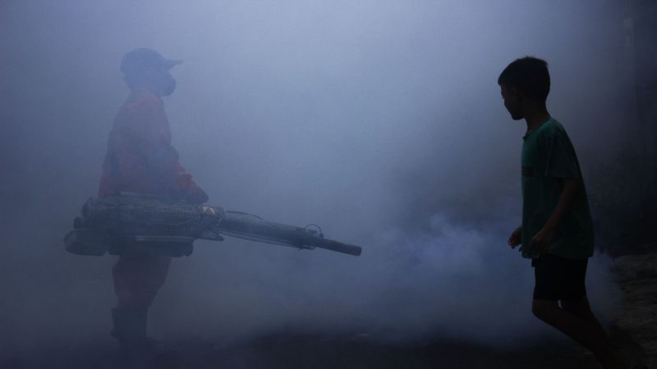 Petugas Suku Dinas Kesehatan Jakarta Selatan melakukan pengasapan (fogging) untuk membasmi nyamuk aedes aegypti pembawa virus penyebab demam berdarah di Kelurahan Petukangan Utara, Jakarta, Kamis (7/7/2022). ANTARA FOTO/Subur Atmamihardja/wsj.