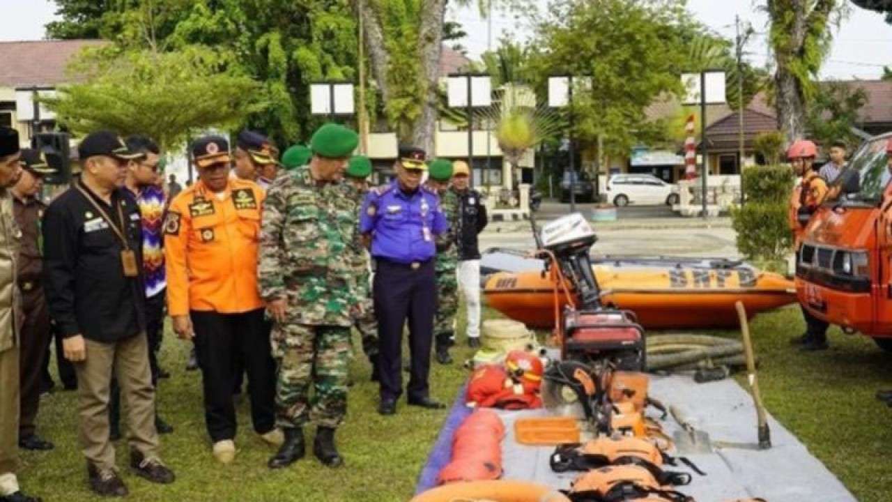 Jajaran Forkopimda HST melihat kesiapan peralatan guna penanggulangan bencana, Rabu (25/1/2023). (ANTARA/M. Taupik Rahman)