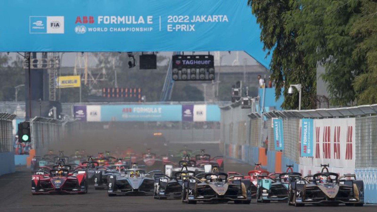 Pembalap melaju usai start pada balapan Formula E seri kesembilan di Jakarta International E-Prix Circuit (JIEC), Jakarta, Sabtu (4/6/2022). Pembalap Jaguar TCS Mitch Evans menjadi pemenang usai menjadi yang tercepat menyelesaikan putaran 40 lap dengan catatan waktu 48 menit 28, 424 detik, diikuti pembalap DS Techeetah Jean-Ãric Vergne (48 menit 29,157 detik) pembalap Rokit Venturi Racing Edoardo Mortara (48 menit 29,391 detik). ANTARA FOTO/Wahyu Putro A/aww.
