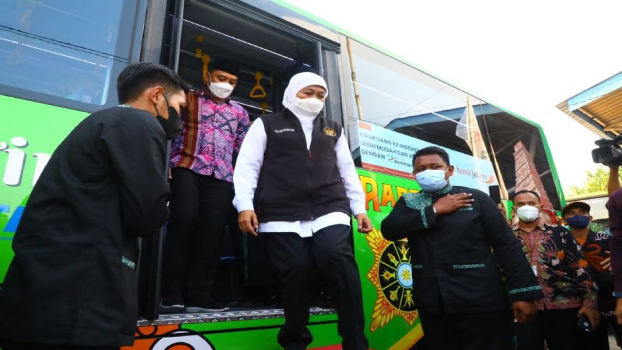 Foto Arsip - Gubernur Jatim Khofifah Indar Parawansa meninjau operasional bus Trans Jatim. ANTARA/HO-Biro Adpim Jatim