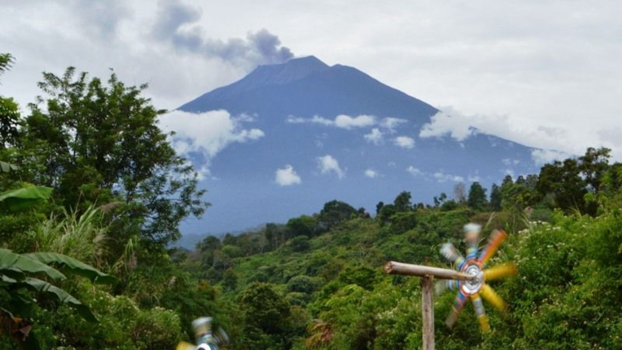 FOTO ARSIP - Gunung Kerinci yang berada di dua wilayah, yakni Jambi dan Sumatera Barat. (FOTO ANTARA/Joko Nugroho)