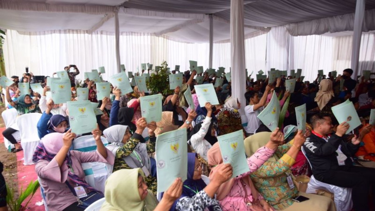 Foto Arsip - Sejumlah warga Jatim menunjukkan sertifikat hak atas tanah dari program pendaftaran tanah sistematis lengkap. (ANTARA/HO-Biro Adpim Jatim)