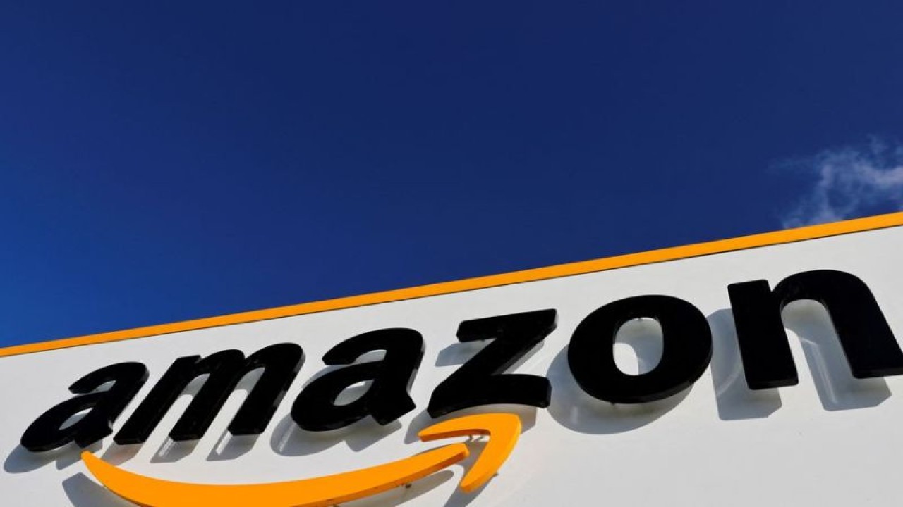 Foto Dokumen: Logo Amazon terlihat di pusat logistik perusahaan di Boves, Prancis, 6 Oktober 2021. ANTARA/ REUTERS/Pascal Rossignol