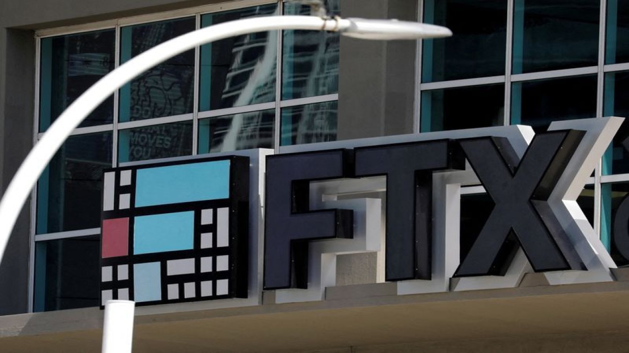 Foto Dokumen: Logo FTX terlihat di pintu masuk FTX Arena di Miami, Florida, AS, 12 November 2022. ANTARA/REUTERS/Marco Bello