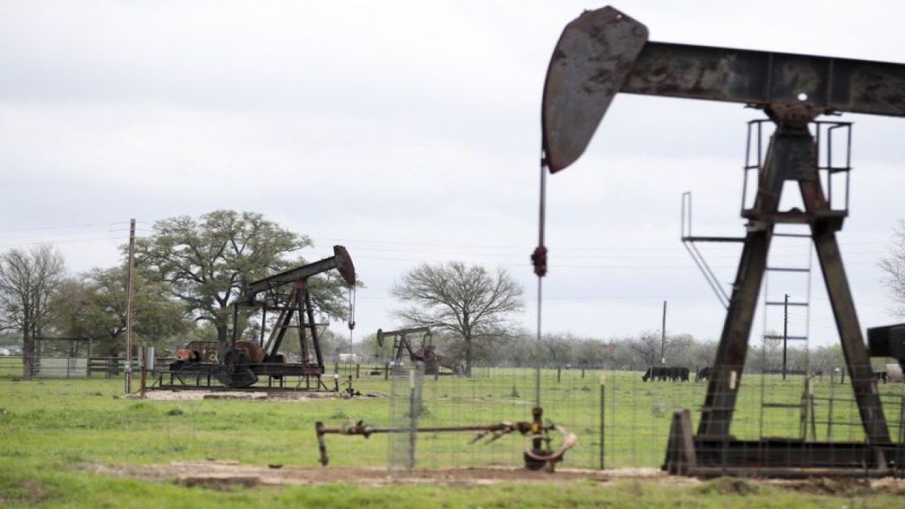 Foto Dokumen: Sebuah pompa angguk yang beroperasi di ladang minyak Luling, Texas, Amerika Serikat, pada 12 Maret 2019. ANTARA/Xinhua/Wang Ying