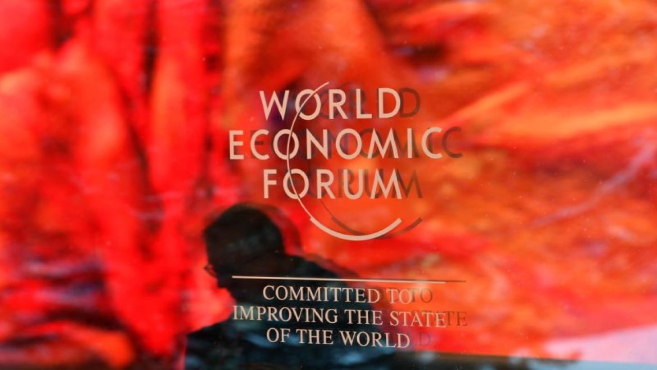Foto yang diambil pada 15 Januari 2023 ini memperlihatkan logo World Economic Forum WEF di Davos, Swiss. ANTARA/Xinhua/Lian Yi
