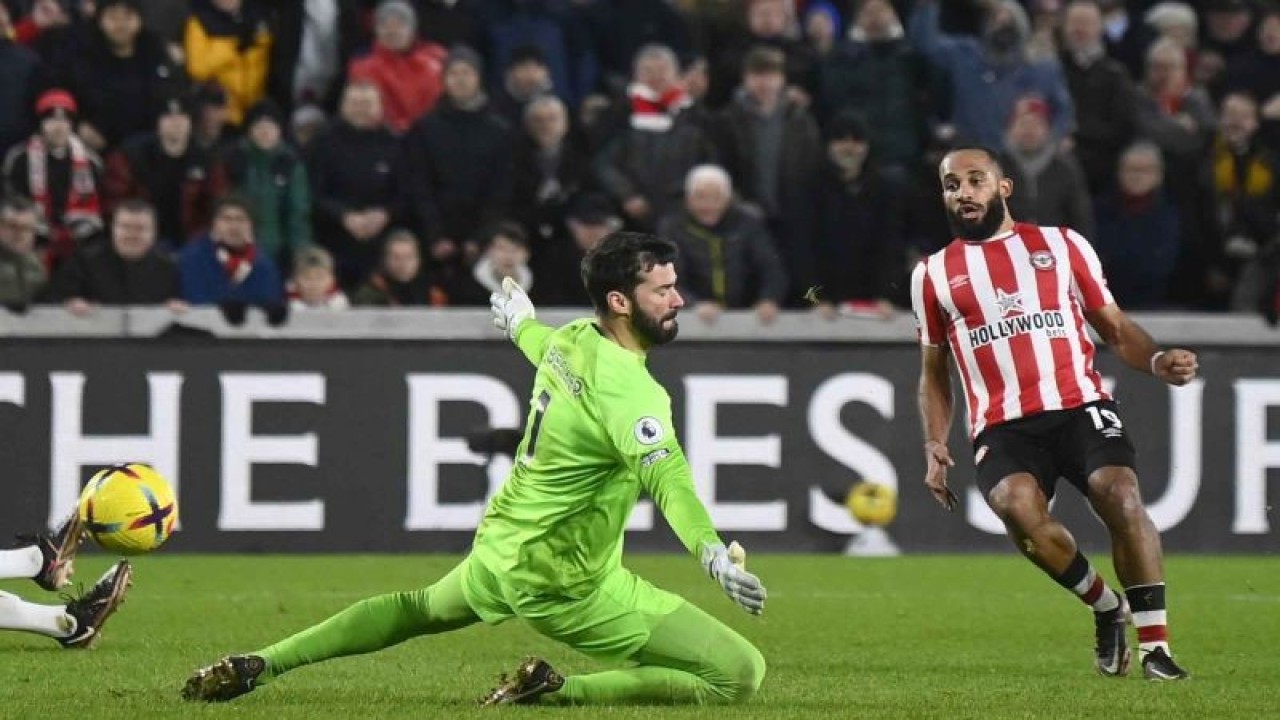 Pesepak bola Brentford Bryan Mbeumo (kanan) mencetak gol ke gawang Liverpool dalam pertandingan lanjutan Liga Premier di Stadion Brentford Community, London, Inggris, Senin (2/1/2023). Brentford menggilas Liverpool 3-1. ANTARA FOTO/REUTERS/Toby M