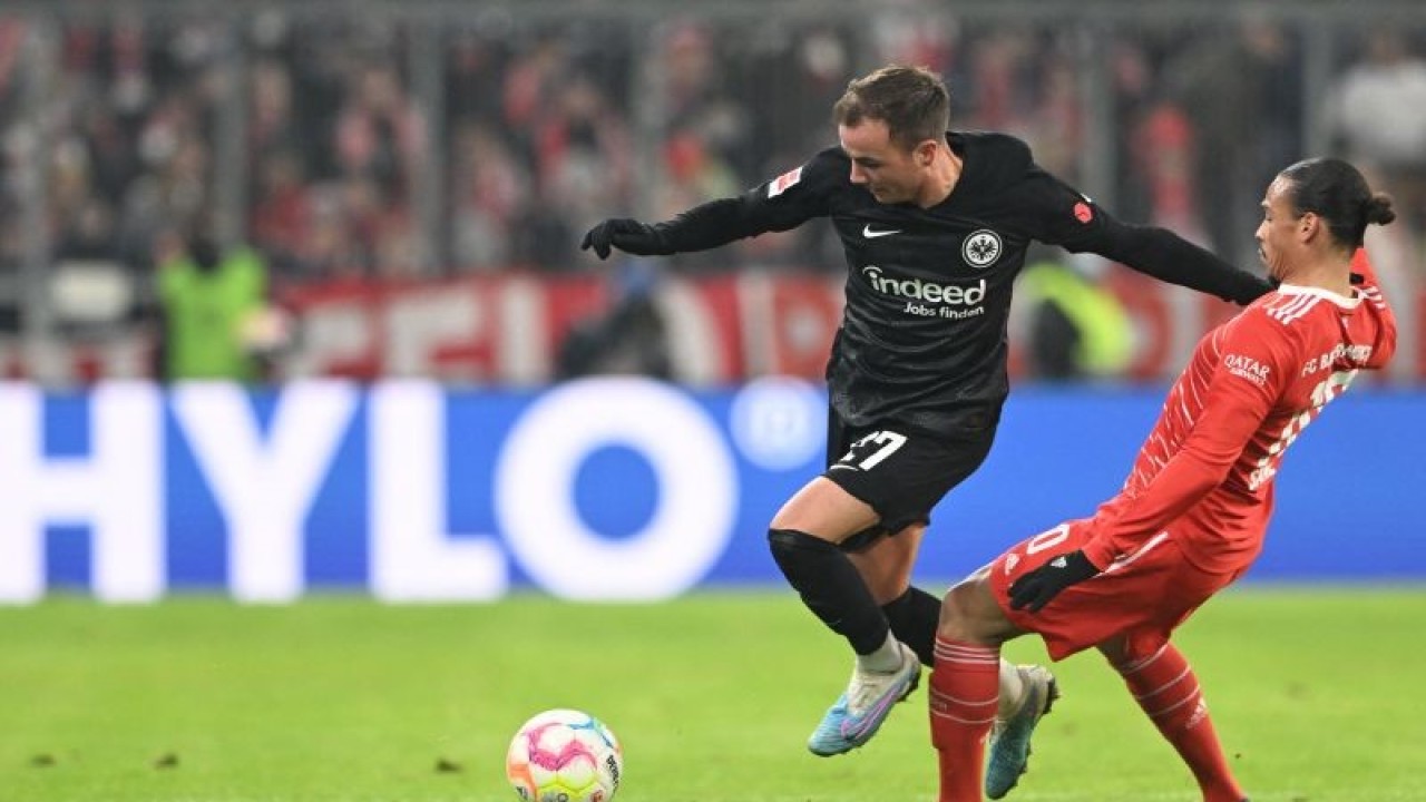 Gelandang Eintracht Frankfurt Mario Goetze (kiri) berduel dengan gelandang Bayern Munich Leroy Sane pada pertandingan Liga Jerman yang dimainkan di Stadion Allianz Arena, Munich, Minggu (29/1/2023). (ANTARA/AFP/CHRISTOF STACHE)