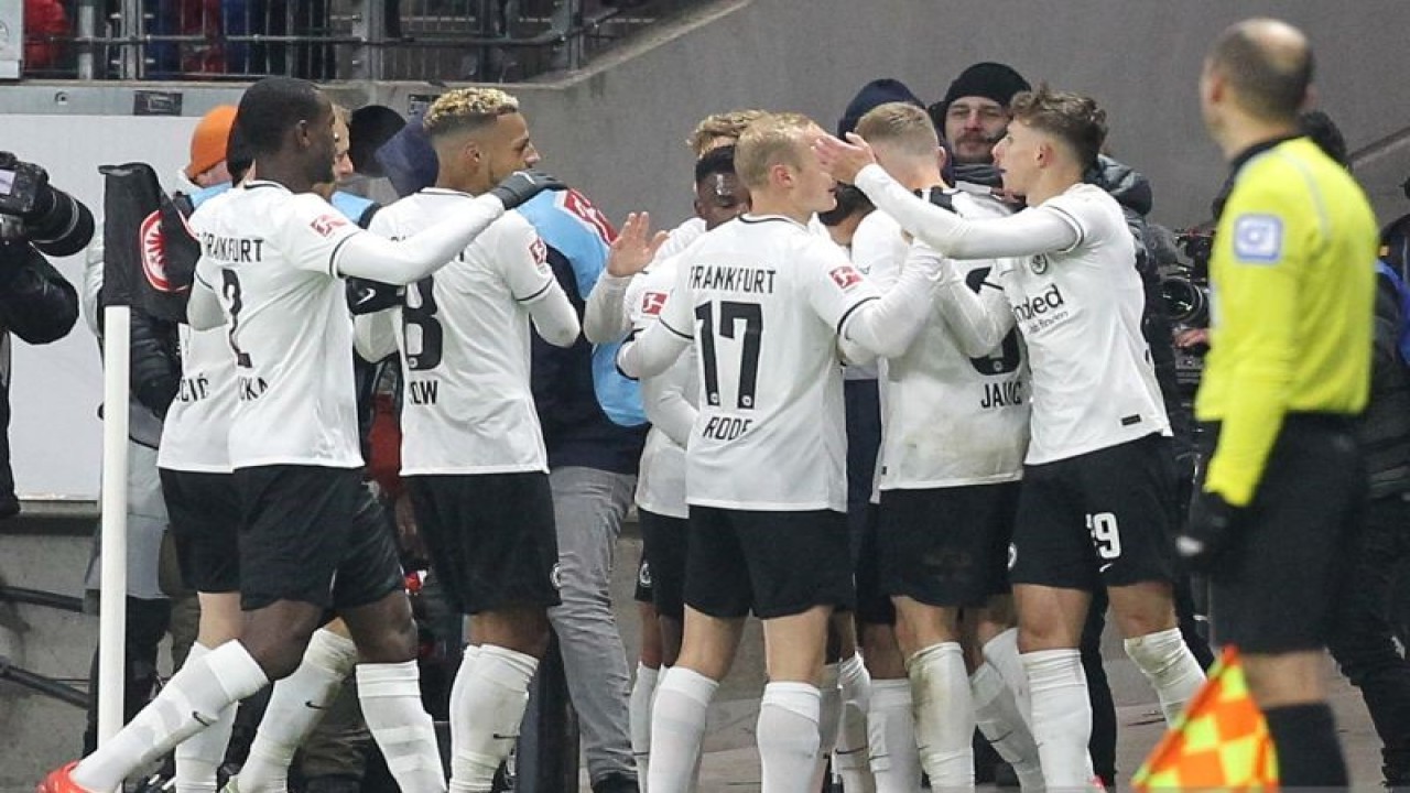 Para pemain Eintracht Frankfurt merayakan gol yang tercipta ke gawang Schalke 04 pada pertandingan Liga Jerman yang dimainkan di Deutsche Bank Park, Frankfurt, Sabtu (21/1/2023). (ANTARA/AFP/DANIEL ROLAND)
