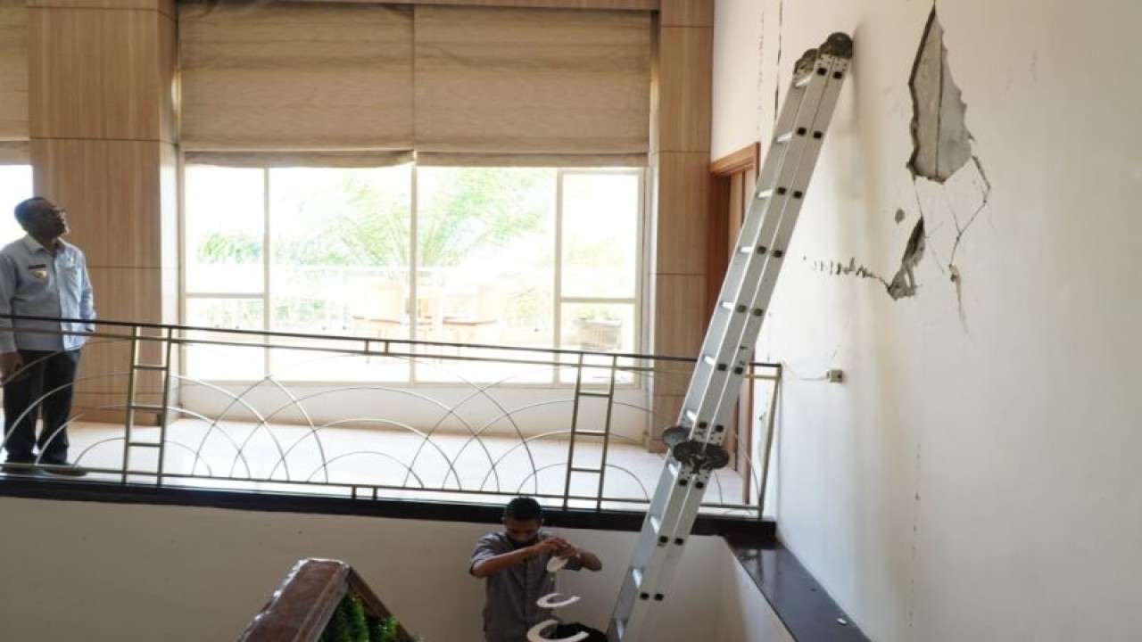 Penjabat Wali Kota Jayapura Frans Pekey meninjau salah satu hotel yang rusak akibat gempa, Senin (2/1/2023). ANTARA/HO-Humas Pemkot Jayapura