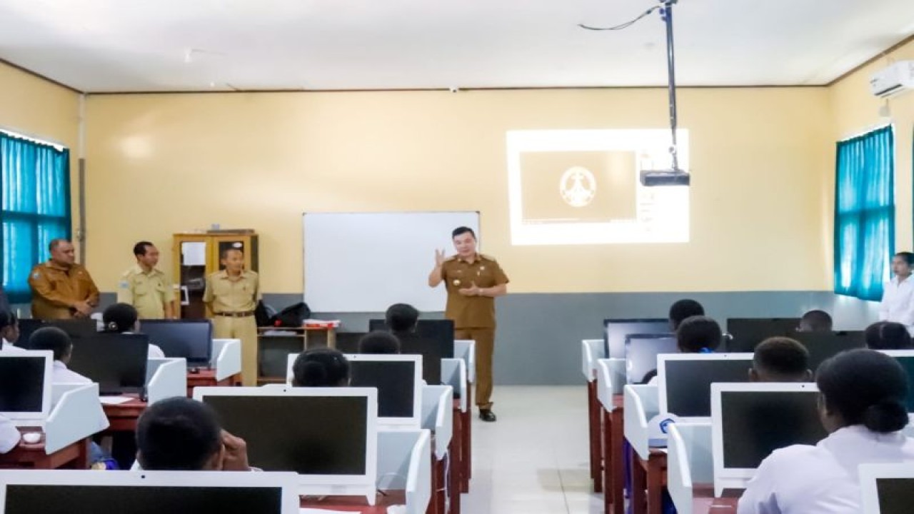 Bupati Kaimana Freddy Thie memberikan motivasi kepada puluhan pelajar SMP Kabupaten Kaimana yang menjadi peserta seleksi program beasiswa SMA Sinar Kasih. ANTARA/HO-Tim Media Bupati Kaimana