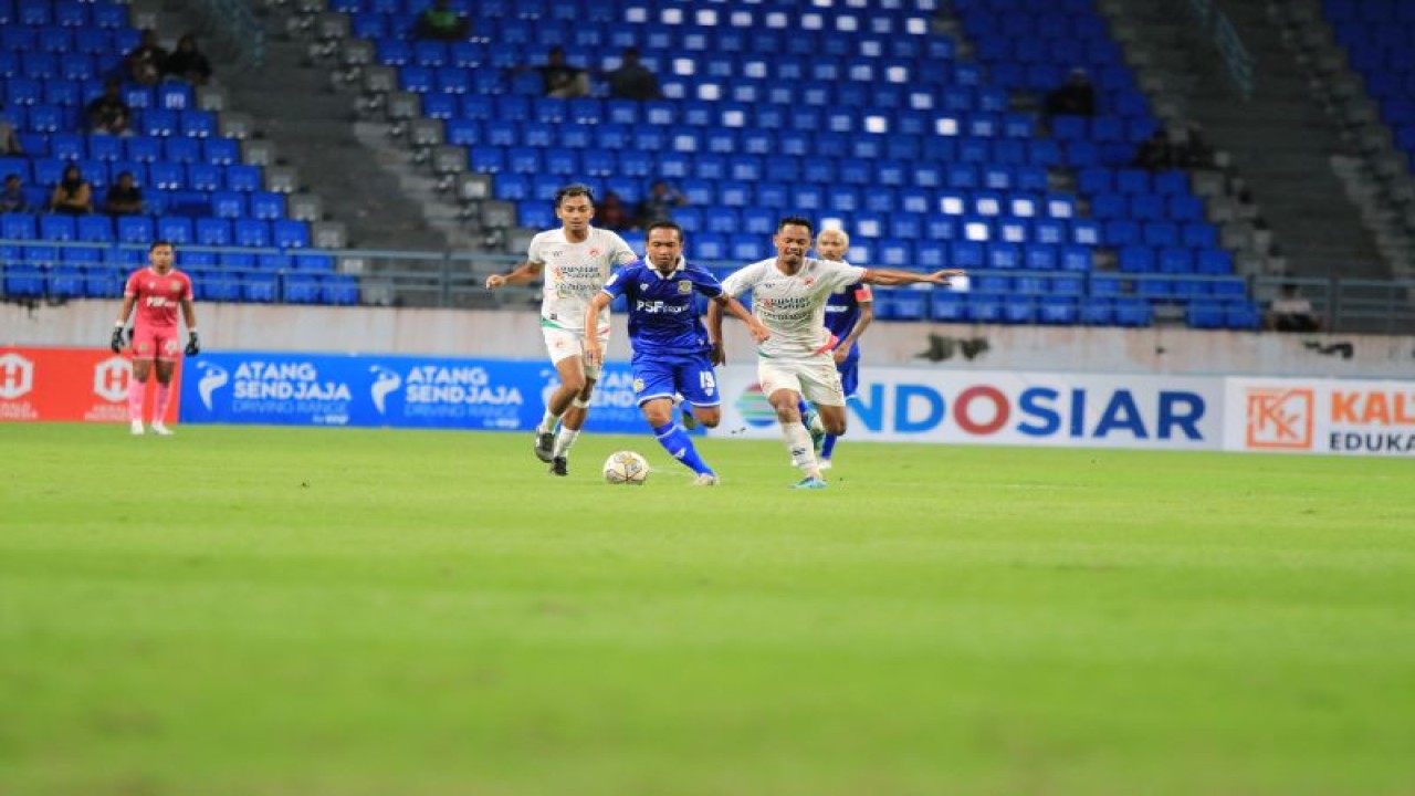 Para pemain Persiba, Fredy Isir dan Aji Kusuma merayakan gol kedua yang dicetak Fredy ke gawang Kalteng Putra dalam pertandingan Liga 2 di Stadion Batakan, Balikpapan, Kamis 22/9/2022. Persiba menang 5-0. (ANTARA/HO-Persiba)
