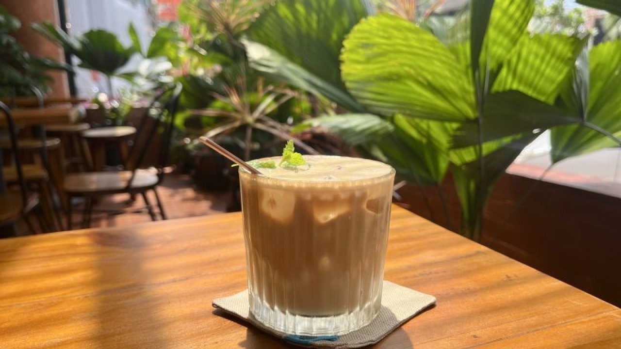 Frost White di Ombe Kofie, Summarecon Mall Kelapa Gading, Jakarta, 6 Januari 2023. (ANTARA/Nanien Yuniar)