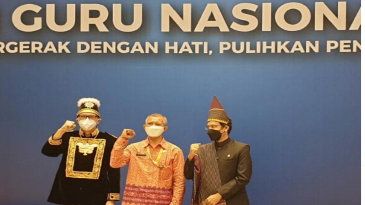 Sekretaris Jenderal Federasi Serikat Guru Republik Indonesia (FSGI) Heru Purnomo (tengah). (ANTARA/Dokumentasi Pribadi)