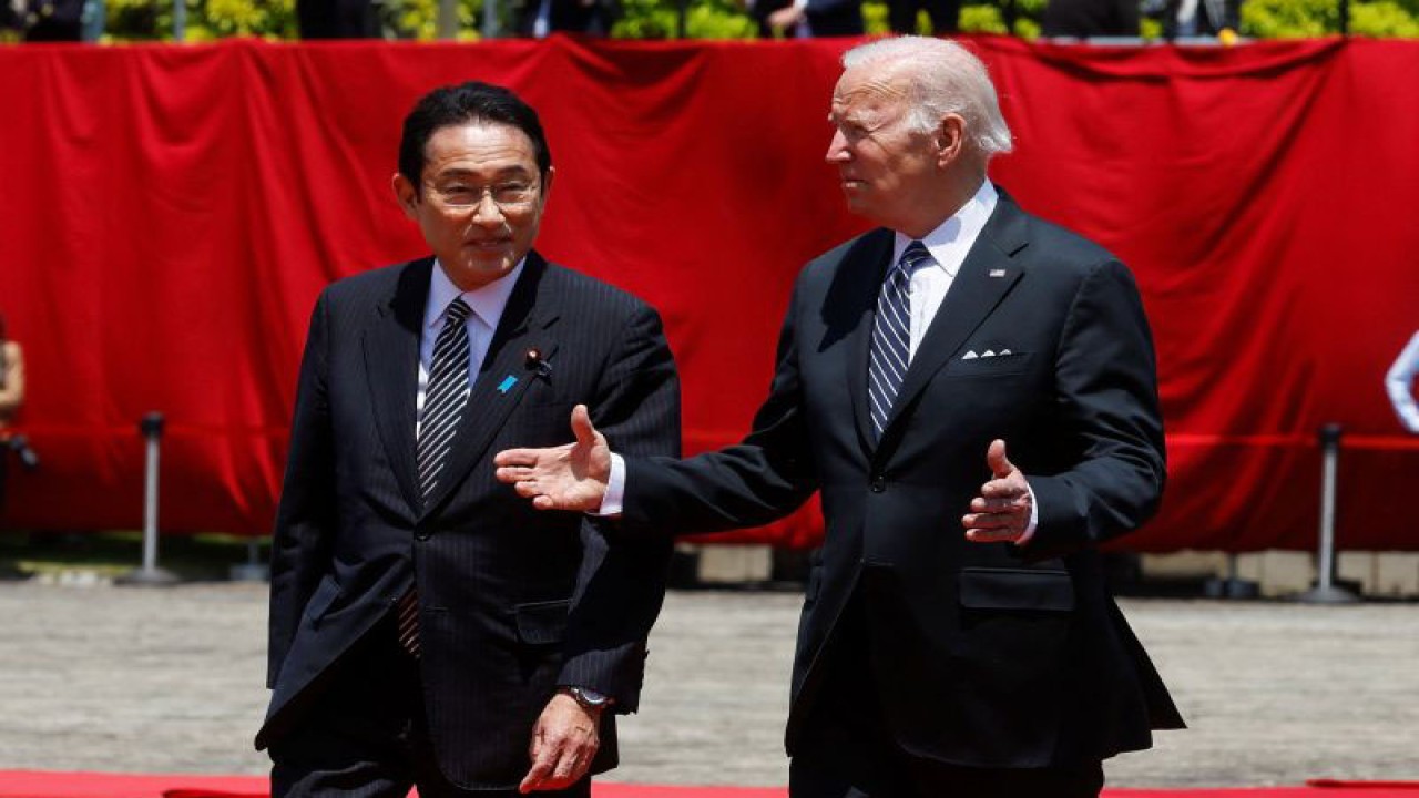 Arsip - Perdana Menteri Jepang Fumio Kishida (kiri) berbincang bincang dengan Presiden Amerika Serikat Joe Biden saat upacara penyambutan Presiden Biden, di wisma negara Istana Akasaka, di Tokyo, Jepang, Senin (23/5/2022). ANTARA FOTO/Reuters-Jonathan Ernst/hp.