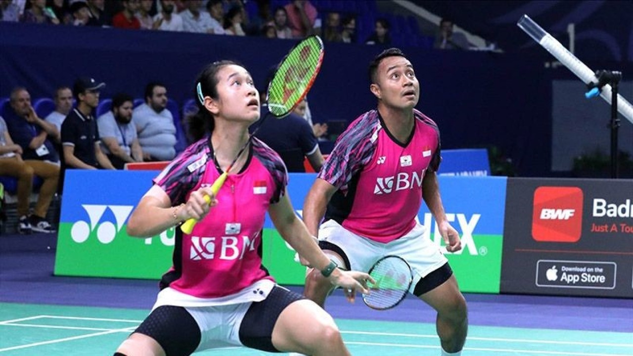Arsip - Ganda campuran Rehan Naufal Kusharjanto/Lisa Ayu Kusumawati lolos ke babak semifinal French Open 2022 dan menjadi satu-satunya wakil Indonesia yang tersisa pada turnamen kategori BWF Super 750 itu di Paris, Sabtu (29/10/2022). ANTARA/HO-PP PBSI/am.