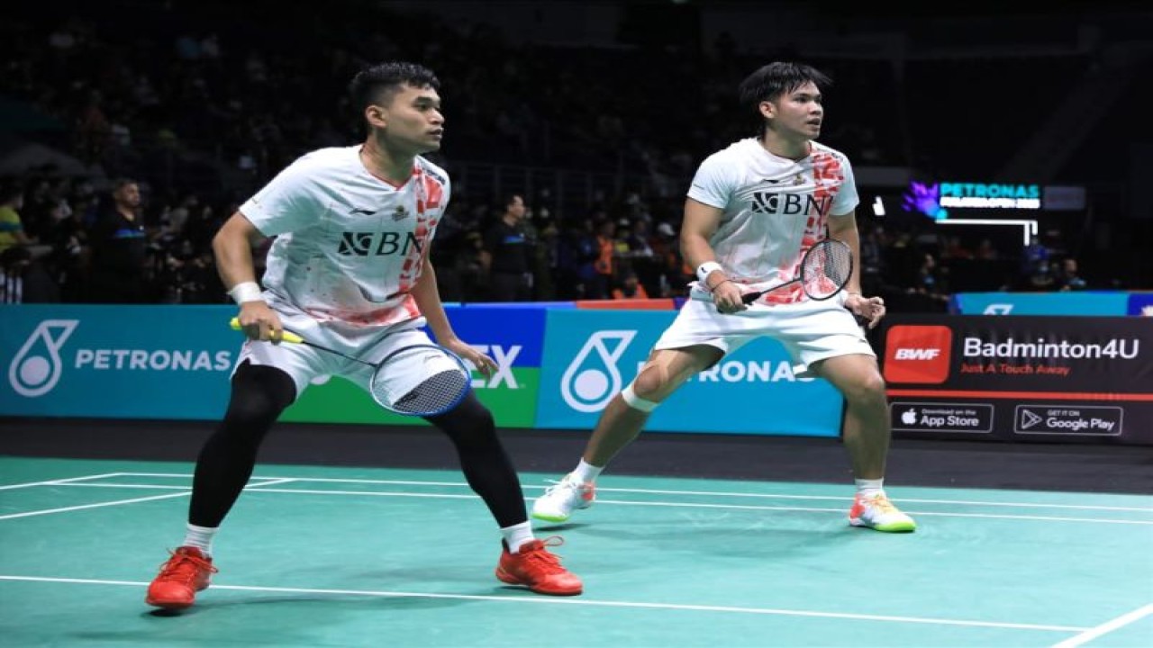 Ganda putra Indonesia Leo Rolly Carnando/Daniel Marthin meraih kemenangan atas ganda putra Jepang Akira Koga/Taichi Saito dengan skor 21-14, 21-18 pada babak pertama BWF World Tour Super 1000 Malaysia Open 2023 di Axiata Arena, Kuala Lumpur, Malaysia, Rabu (11/1/2023). (ANTARA/HO-PBSI)