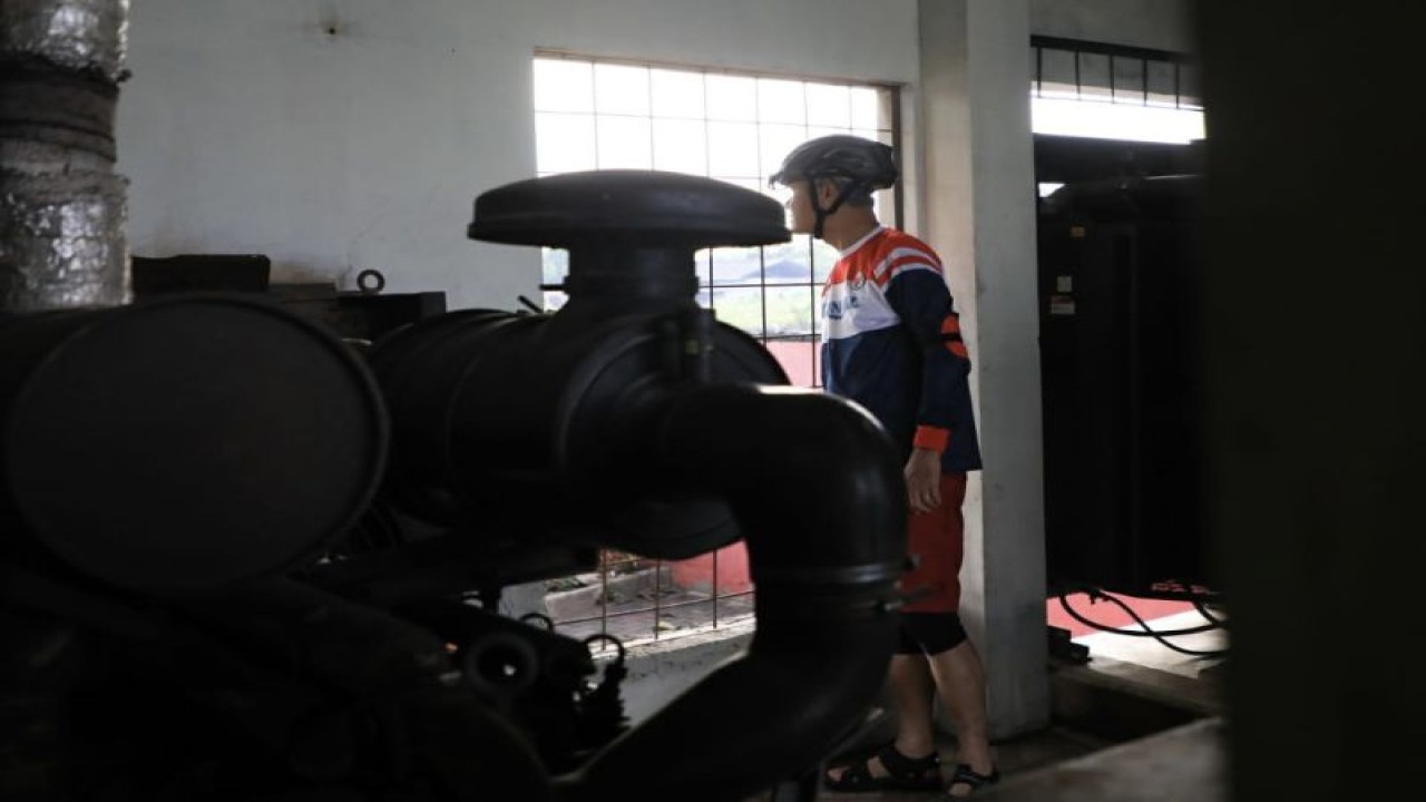 Gubernur Jawa Tengah Ganjar Pranowo mengecek Rumah Pompa Waru yang difungsikan untuk menyedot banjir Kota Semarang, Selasa (3/1/2023). ANTARA/HO-Humas Pemprov Jateng